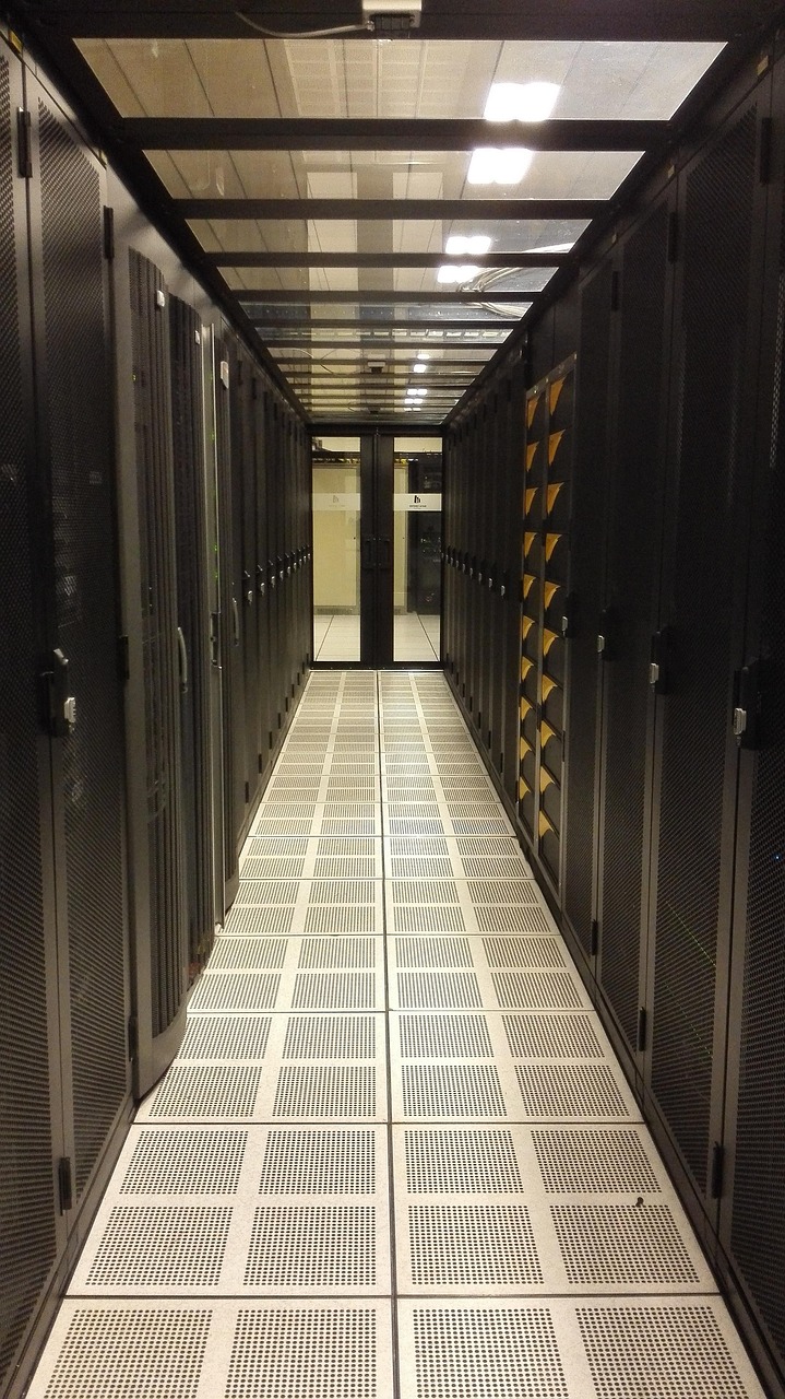 Serverraum eines Rechenzentrums mit Serverschränken