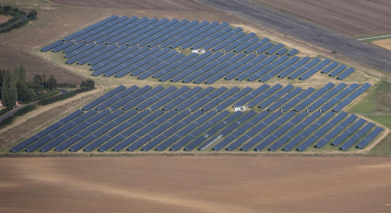 Photovoltaik-Solarpark mit Reihen von Solarmodulen
